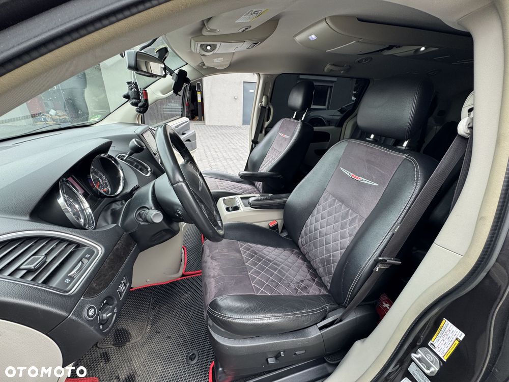 Chrysler Town & Country - 5