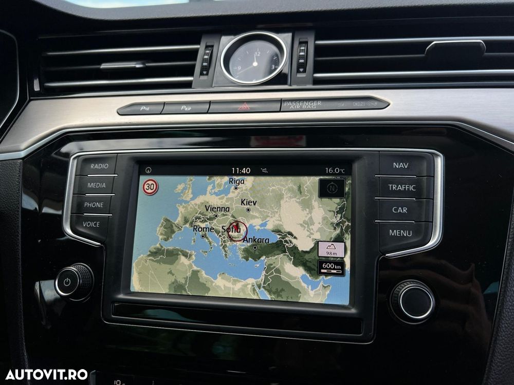 Volkswagen Passat - 12