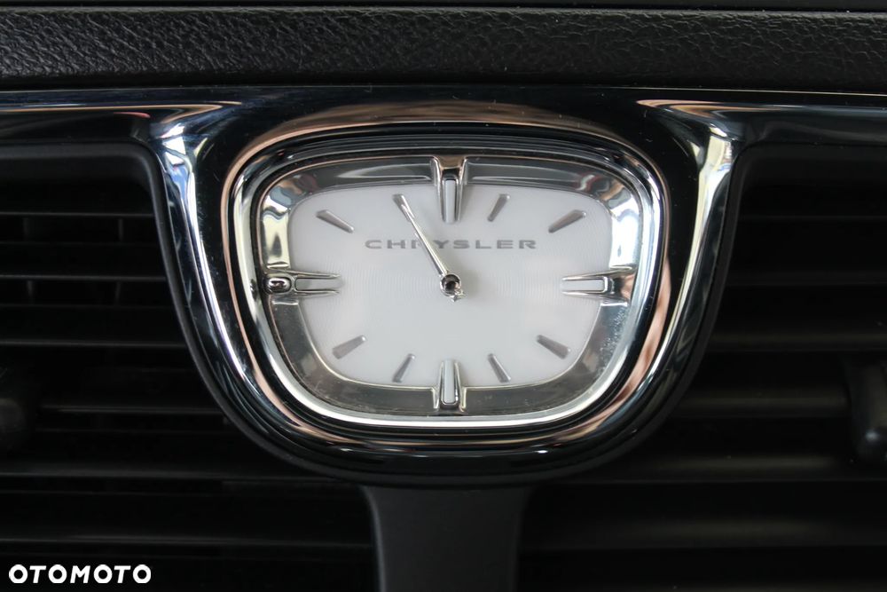 Chrysler Town & Country - 24