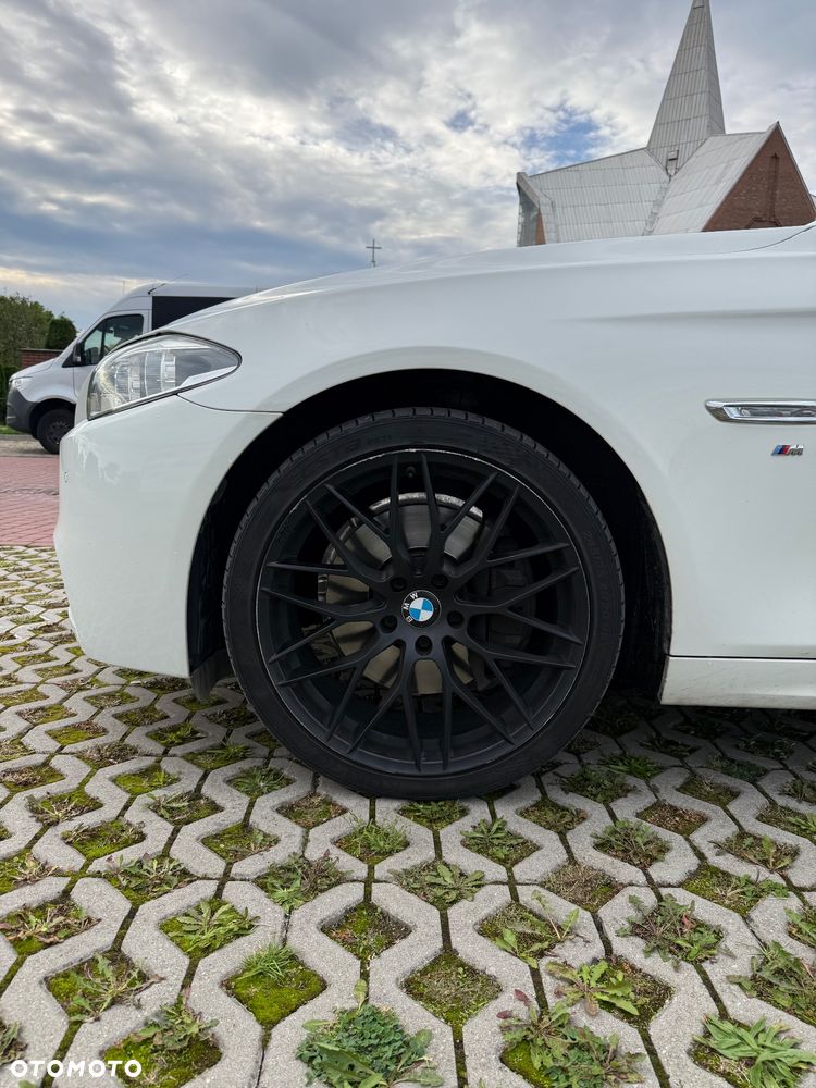 BMW Seria 5 525d xDrive - 14