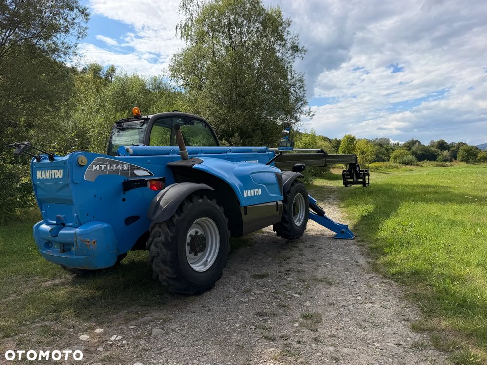 Manitou MT1440. Ładowarka Teleskopowa 14 metrów wysuw! UDŹWIG 4 TONY! Przebieg 2500 mtg. Maszyna jak Nowa z SALONU. 2017 rok. z Norwegii z Gospodarstwa rolnego! Silnik PERKINS Turbo 110 km. Aktualne Serwisy w Dekra. Nowy Model sterowane wszystko z 1 dżojstika. Ani deka luzów czy wycieku. OKAZJA! Jazda REWERS + 4 biegi. Skręt 3 tryby. Wyjście Hydrauliczne na maszcie, Poziomowanie ośi stabilizatory! Wyjścia Hydrauliczne na maszt! Okazja Ani deka luzów i wycieków. Wersja Norweska. Wielka Okazja  Opony jak Nowe! - 35