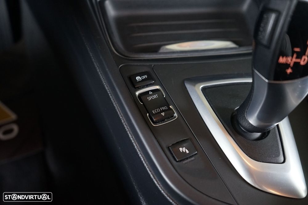 BMW 320 d Touring Auto Exclusive - 29