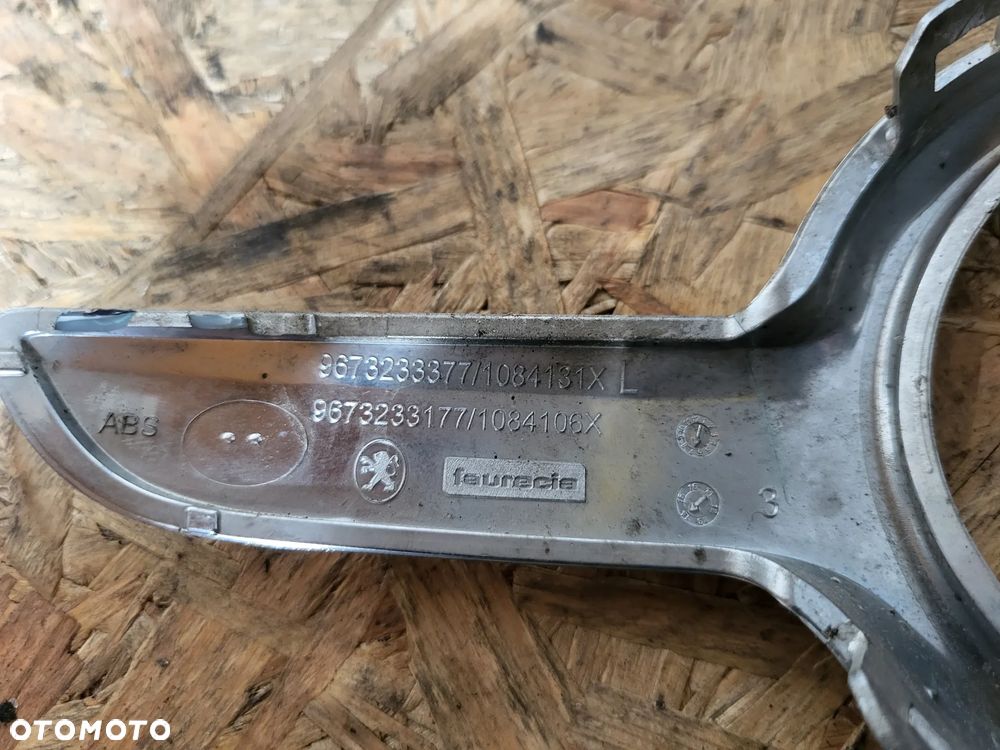 Ramka halogenu chrom lewy Peugeot 208 - 5