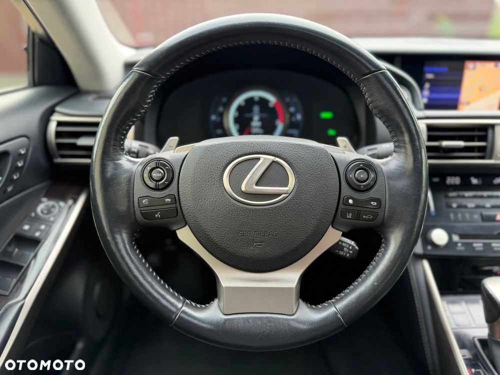 Lexus IS 300h Prestige - 9