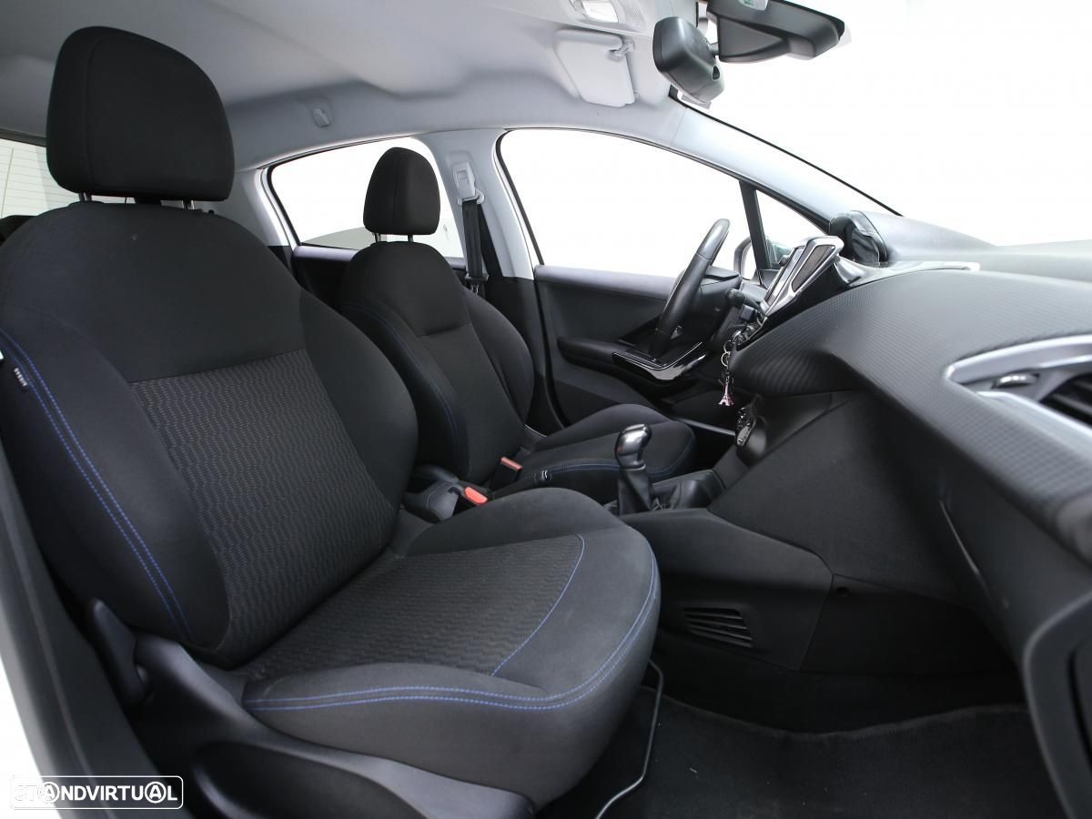 Peugeot 208 - 12