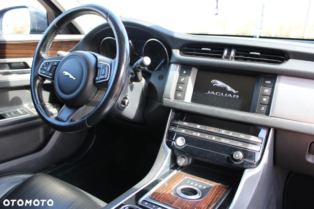 Jaguar XF 20d Prestige - 25