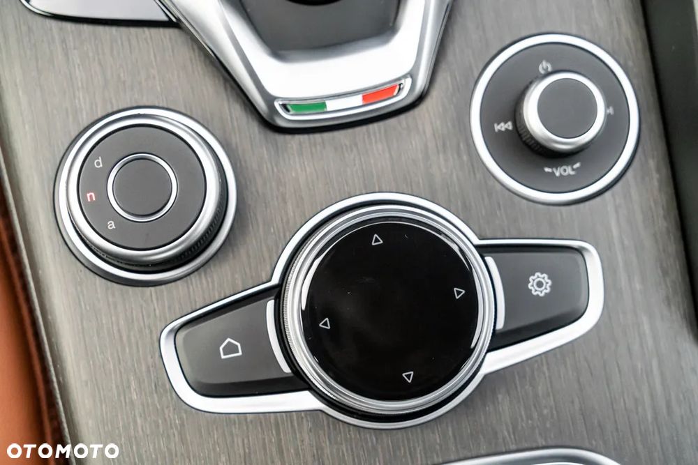 Alfa Romeo Giulia 2.0 Turbo TI Q4 - 25