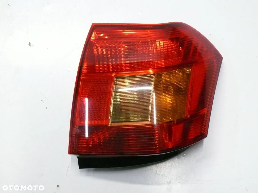 LAMPA TYLNA PRAWA TOYOTA COROLLA E12 2002 2004 HB - 1