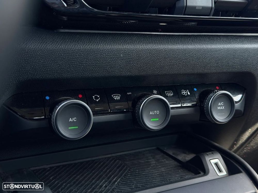 Citroën C4 BlueHDi 130 Stop&Start EAT8 SHINE - 26