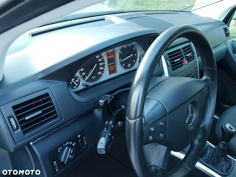 Mercedes-Benz Klasa B 180 BlueEFFICIENCY SPORT EDITION - 29