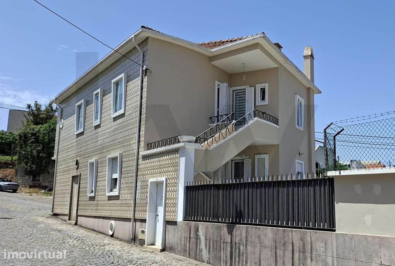 Moradia Independente T4 (T2+T2) com Garagem Fechada, Terraço e Jardim - Grande imagem: 2/46