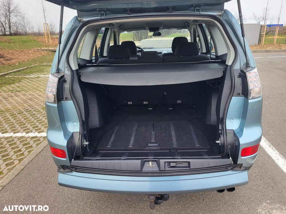 Mitsubishi Outlander - 8