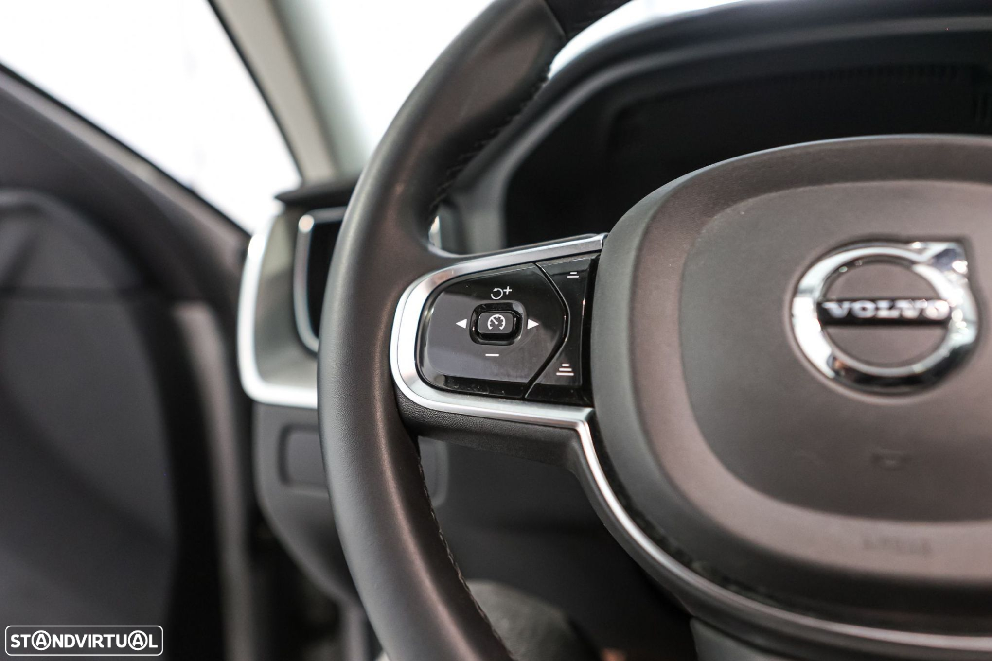 Volvo XC 60 2.0 B4 Plus Dark - 35