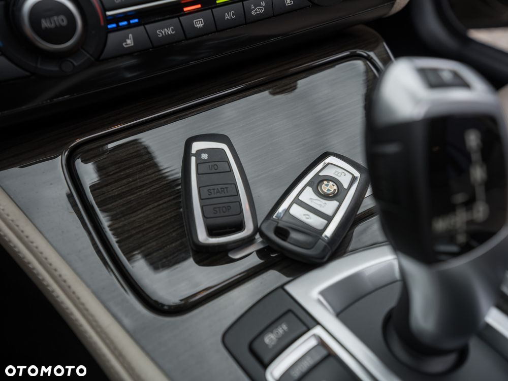 BMW Seria 5 525d xDrive Sport-Aut Luxury Line - 34