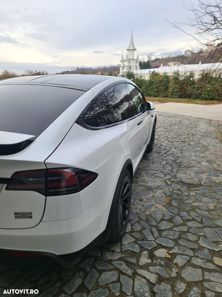 Tesla Model X - 8