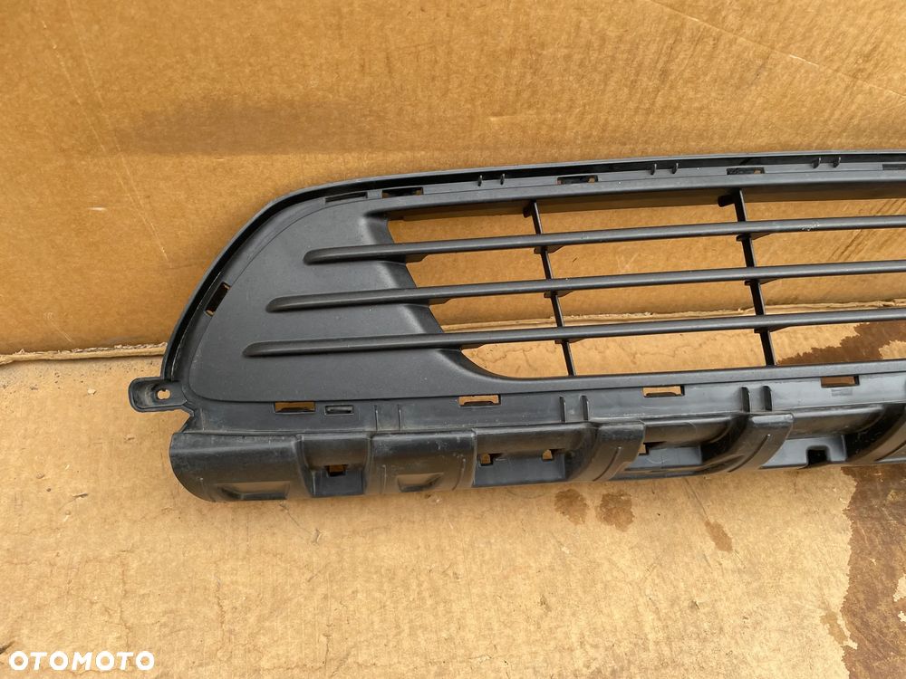 RENAULT TRAFIC III OPEL VIVARO B ORYGINALNA KRATKA PRZEDNIEGO ZDERZAKA ŁADNA ŚRODKOWA 622543504R - 2