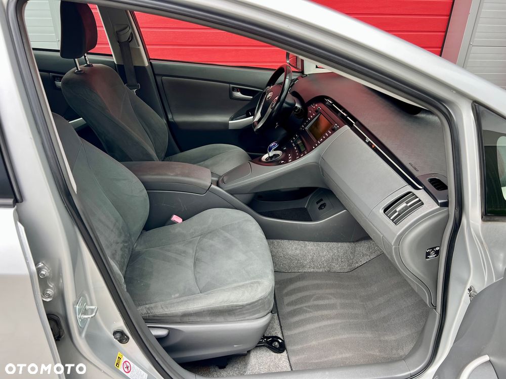 Toyota Prius (Hybrid) Executive - 8
