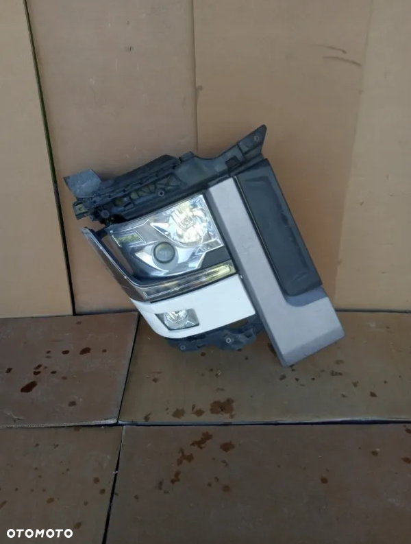 Okular Reflektor Renault Gamme T XENON RH - strona prawa