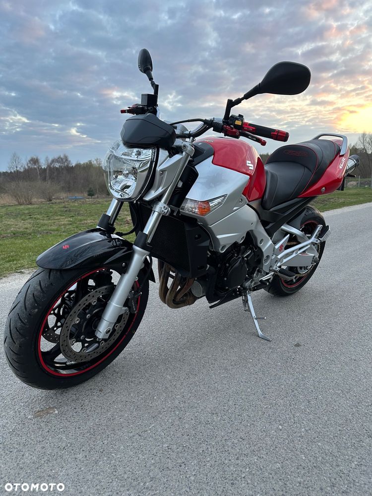 Suzuki GSR - 4