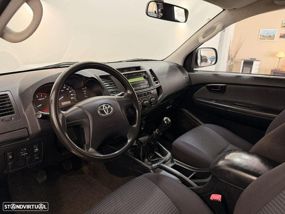 Toyota Hilux 2.4 D-4D 4WD CE CH 3L - 8