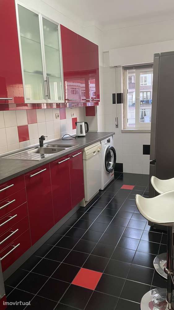 T2 em Carnaxide Mobilado, Varanda e Elevador - Grande imagem: 3/23