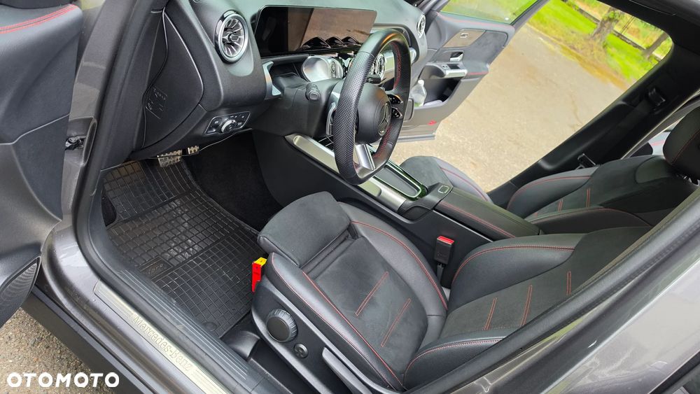 Mercedes-Benz GLB 200 mHEV AMG Line 7G-DCT - 14