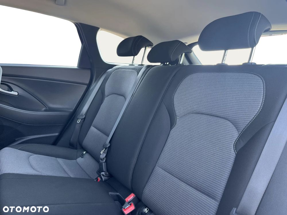 Hyundai i30 1.6 D Classic + - 16