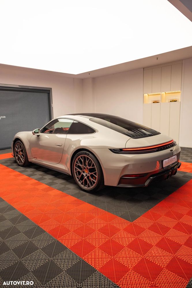 Porsche 911 Carrera 4 GTS PDK - 3