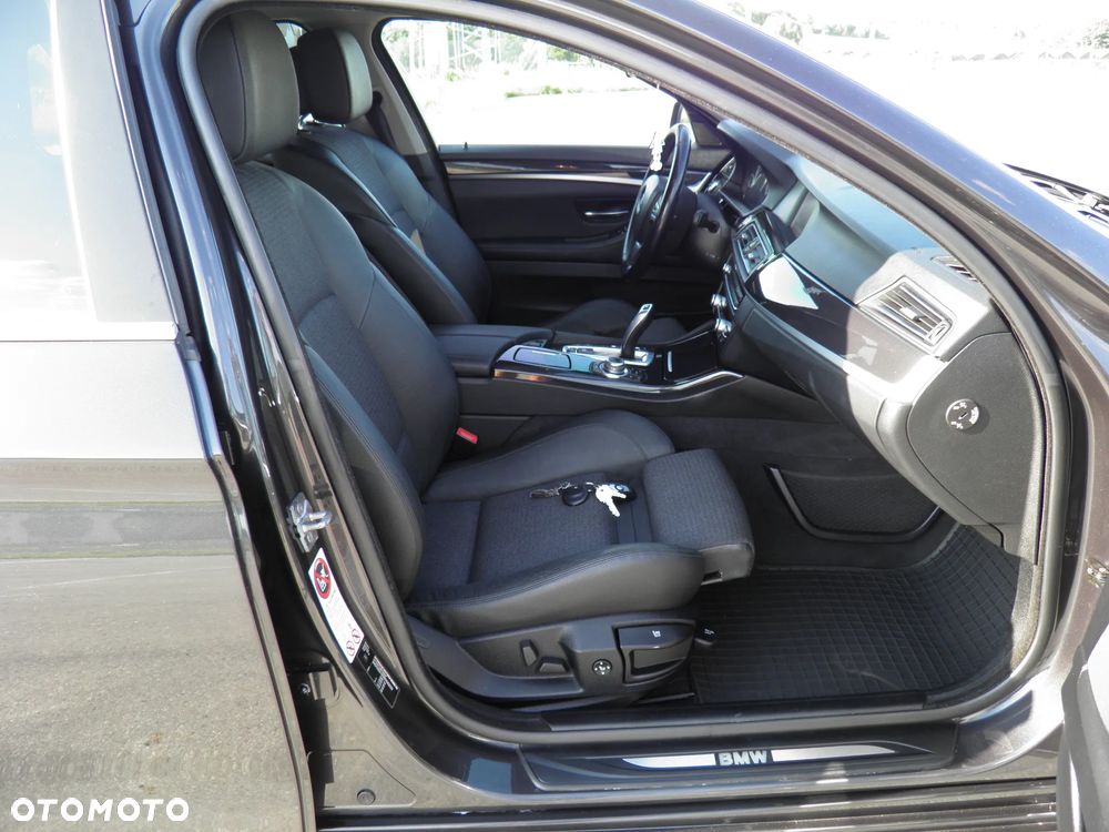 BMW Seria 5 525d xDrive - 16