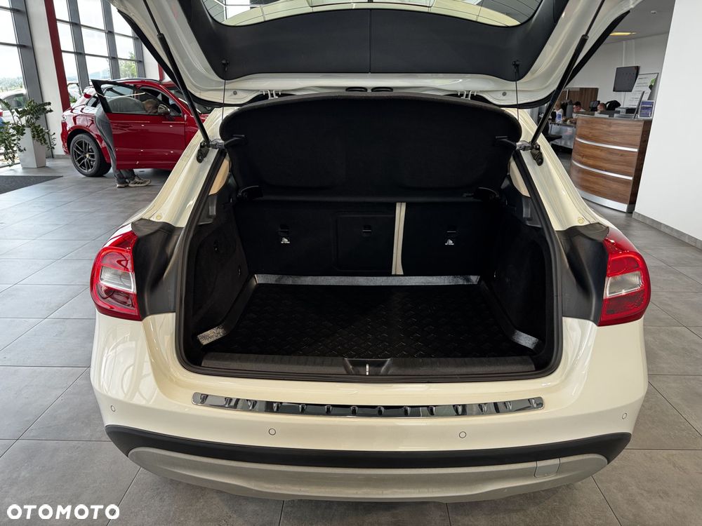 Mercedes-Benz GLA - 11