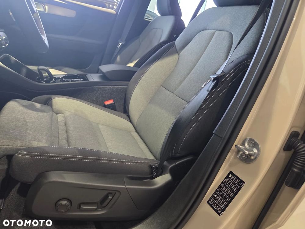 Volvo XC 40 B4 Plus Black Edition - 23
