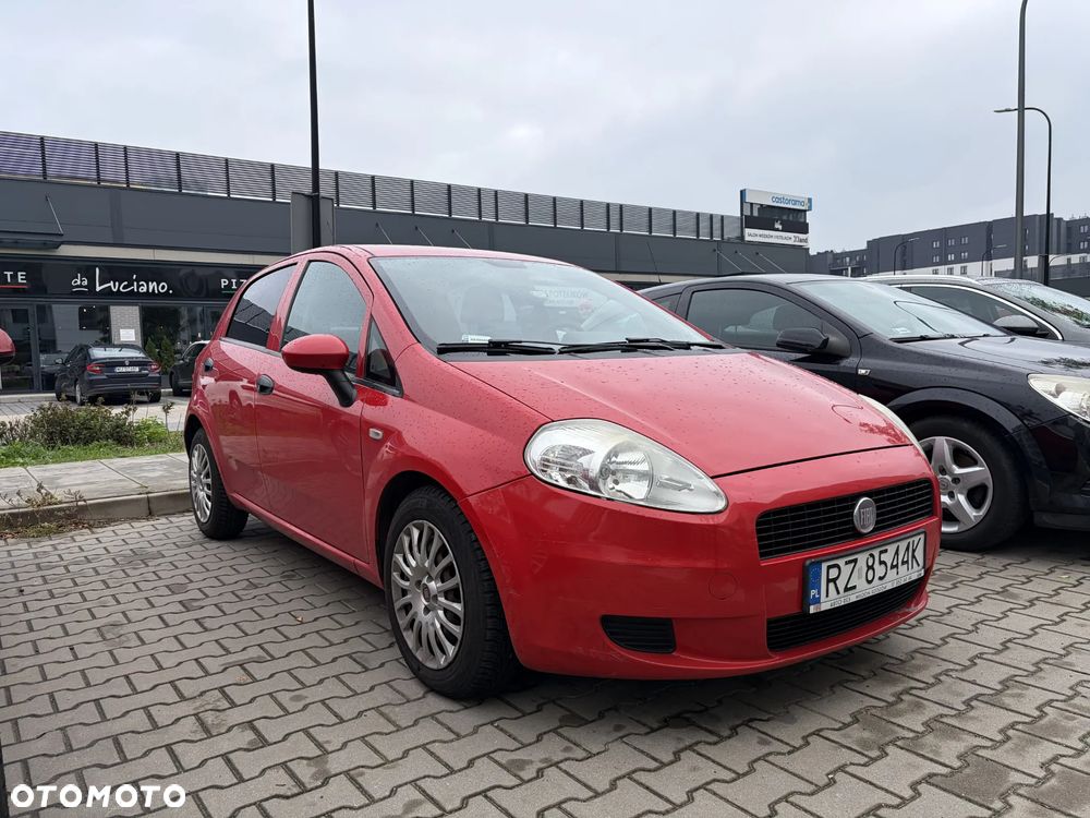 Fiat Grande Punto 2011 photo 2