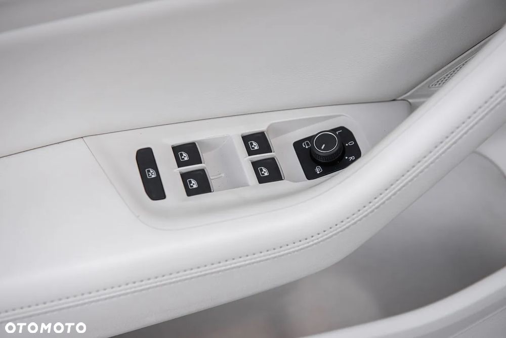 Volkswagen Passat Variant 1.8 TSI (BlueMotion Technology) DSG Highline - 18