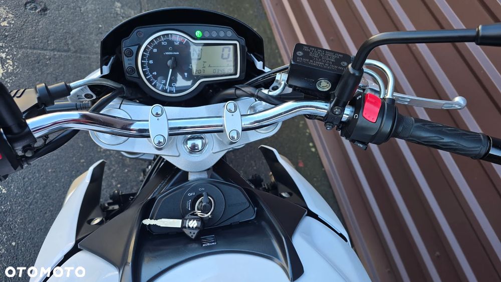 Suzuki GSR - 23