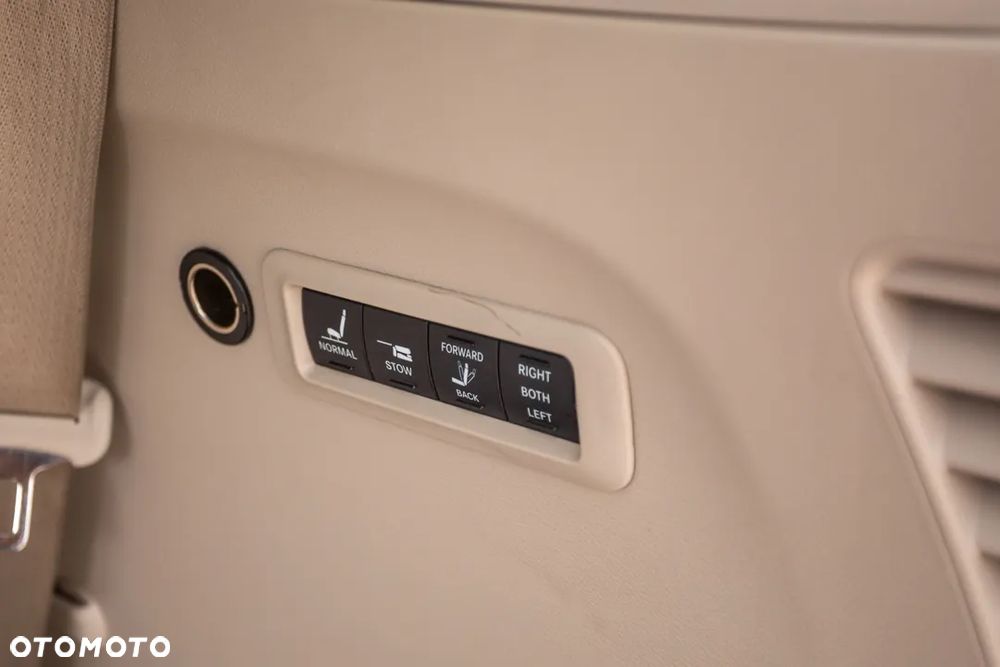 Chrysler Pacifica - 30