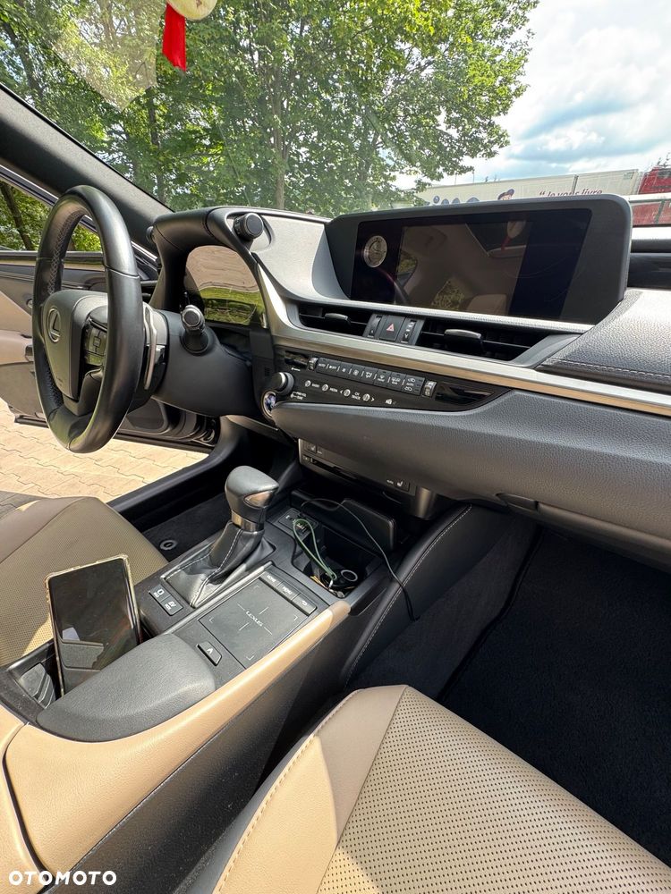 Lexus ES 300h Business Edition + - 11