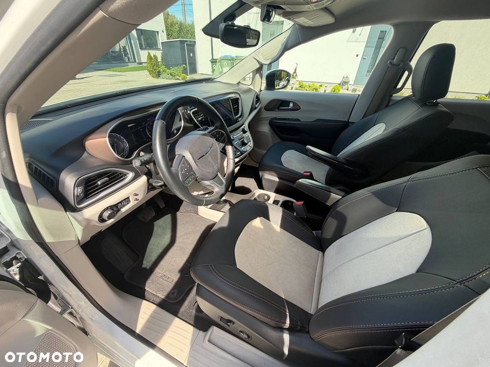 Chrysler Pacifica - 30