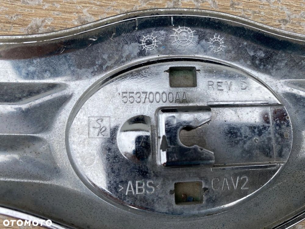 ZNACZEK LOGO CHRYSLER VOYAGER 08-10 55370000AA - 3