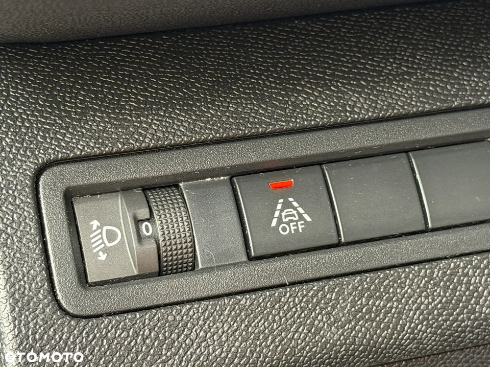 Peugeot 3008 1.2 PureTech Allure S&S EAT8 - 23