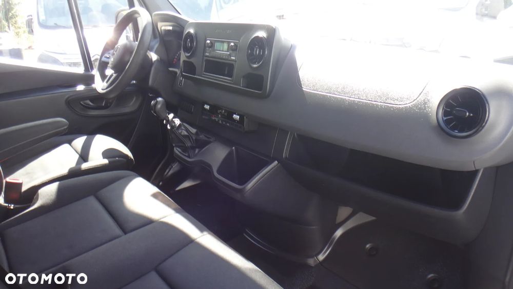 Mercedes-Benz Sprinter - 14