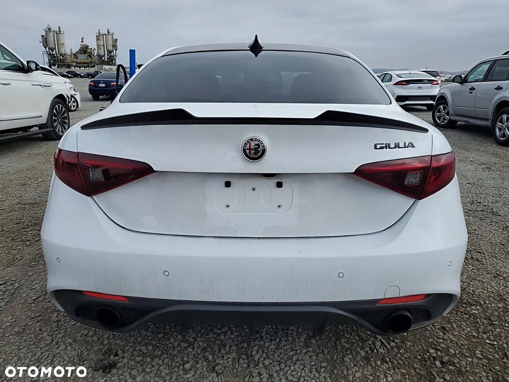 Alfa Romeo Giulia - 5