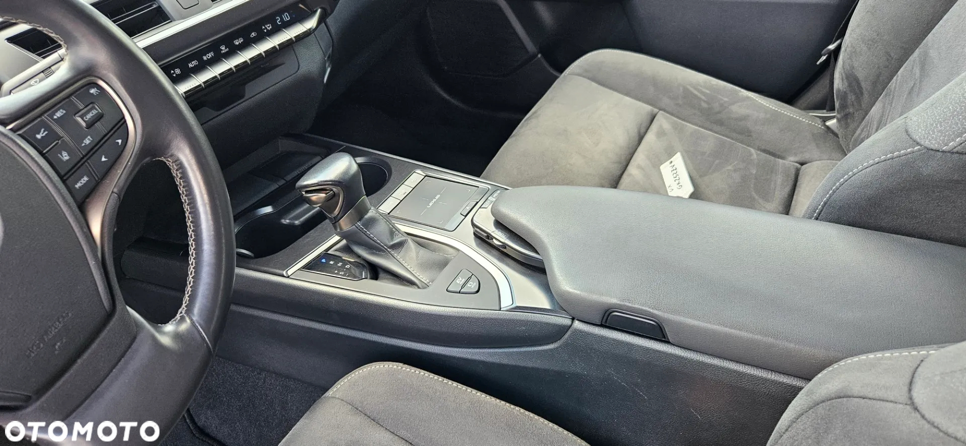 Lexus UX 250h - 30