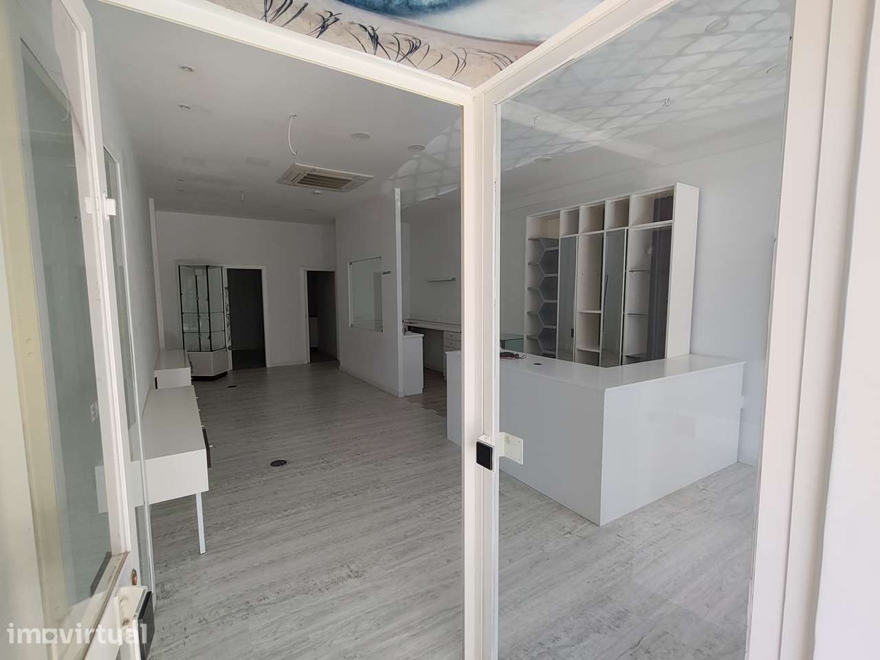 Loja com 56 m² na Avenida Principal da Venda do Pinheiro - Grande imagem: 3/17
