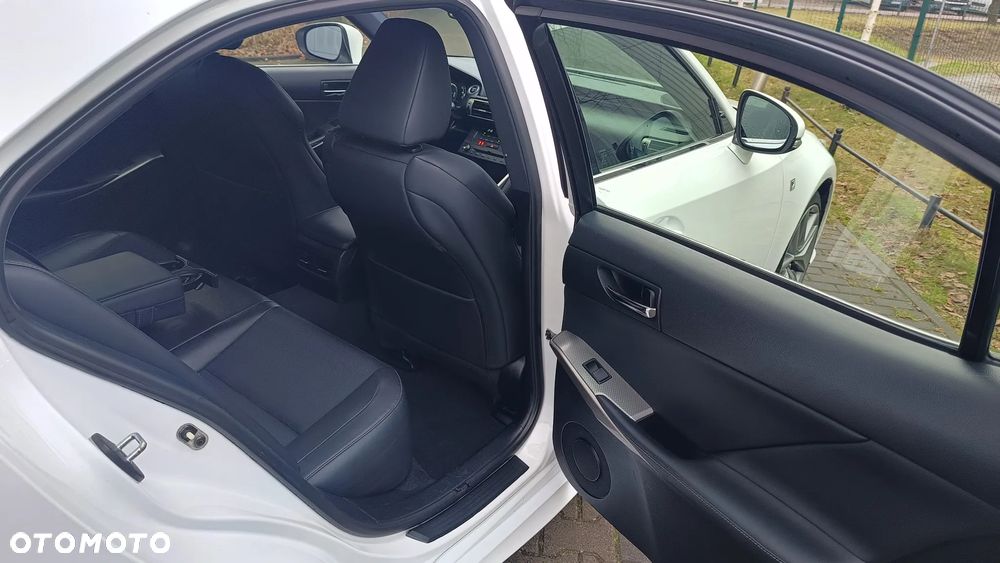 Lexus IS 300h F Sport - 22