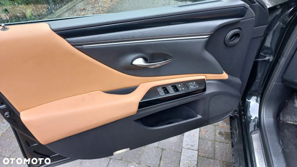 Lexus ES 300h Business Edition - 11