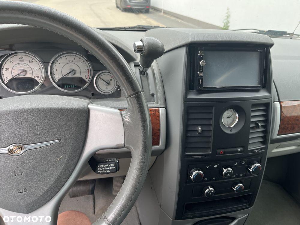 Chrysler Town & Country - 3