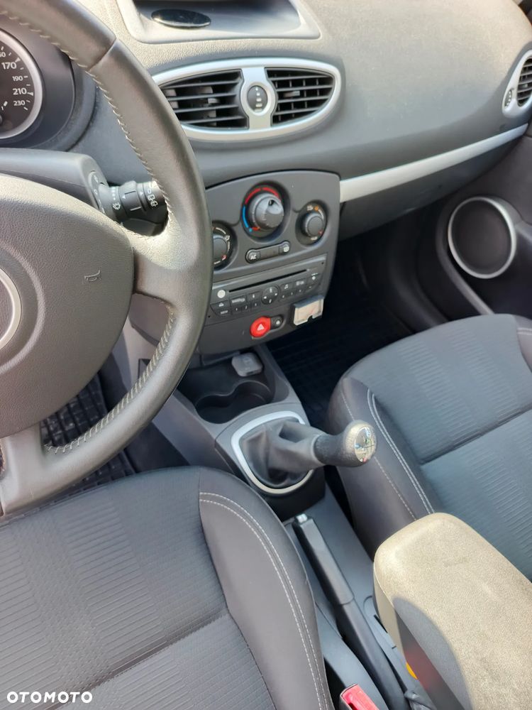 Renault Clio 1.2 16V 75 Night and Day - 11