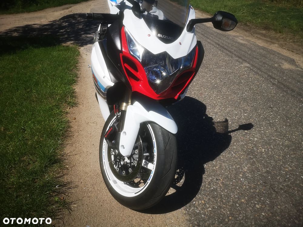 Suzuki GSR - 7