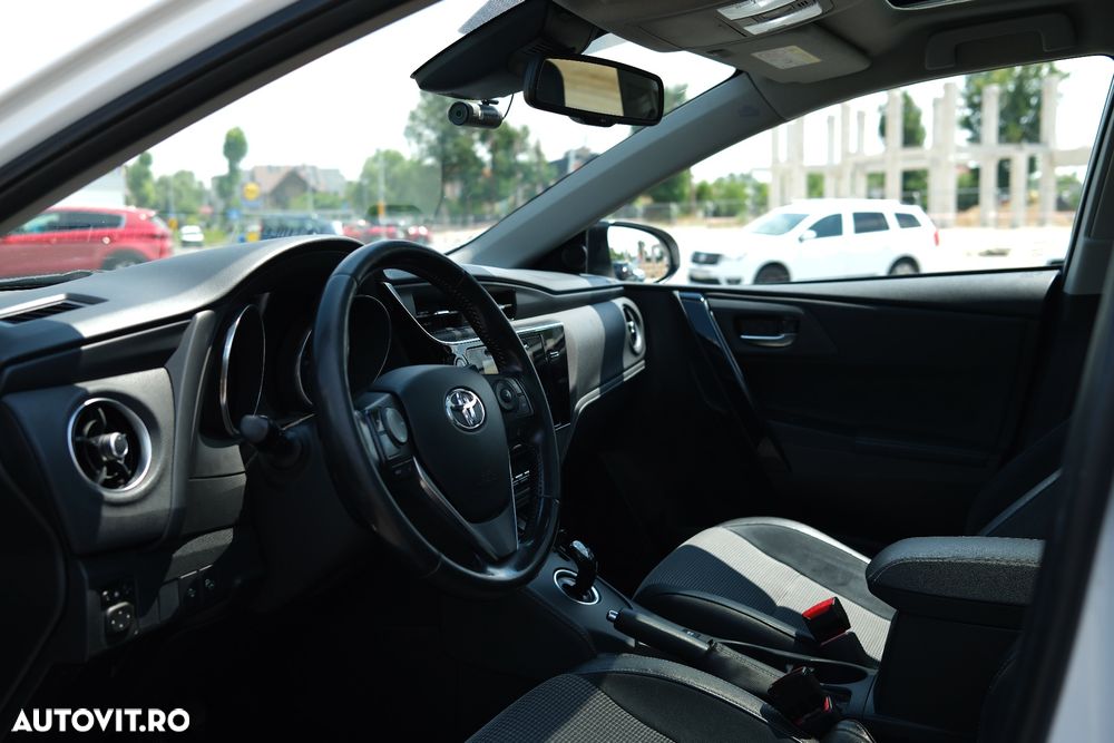 Toyota Auris 1.8 L VVT-i HSD Sol + - 9