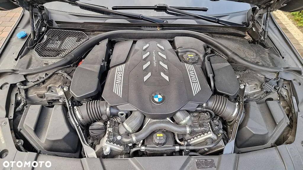 BMW Seria 7 750i xDrive sport - 38